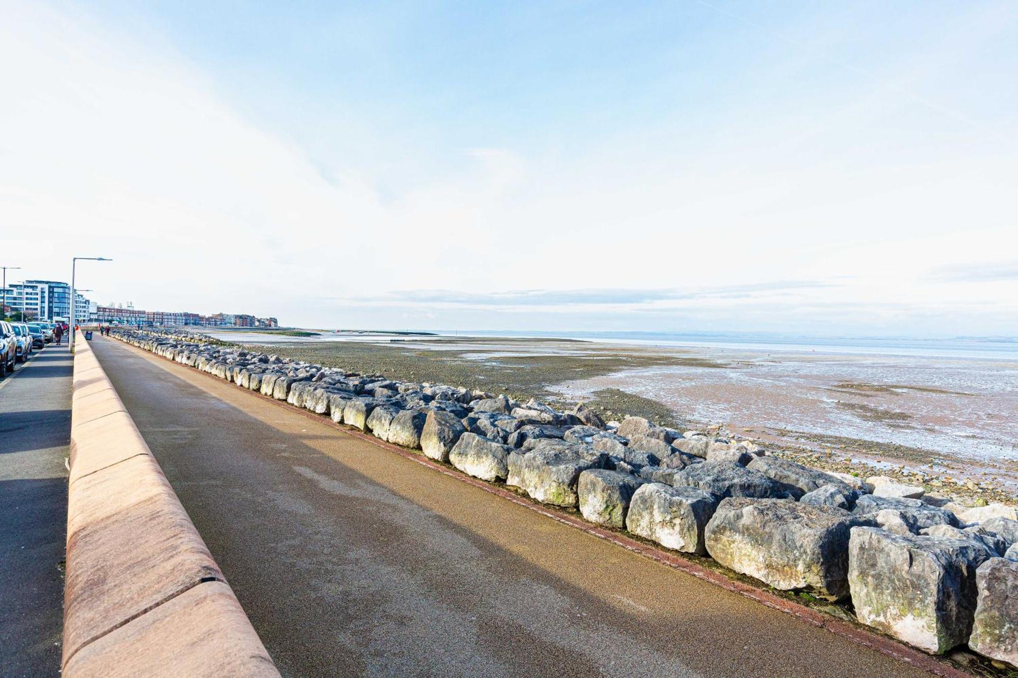 Beachfront Apartment 3 Bedrooms Sleeps 7 - Gateway To The Lake District - Newly Refurbished Morecambe Eksteriør bilde
